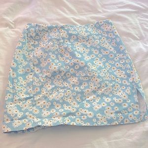 This mini skirt is wild fable brand and hasn’t been worn!!
